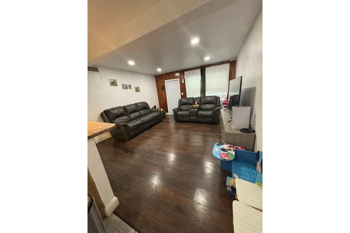 $2800 : Se renta casa en buena zona image 3