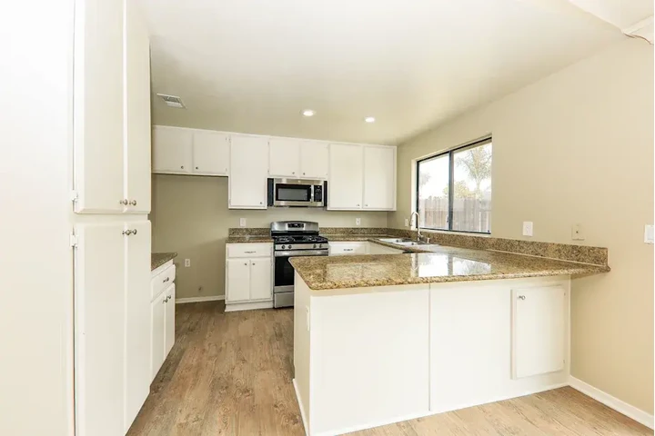 $2500 : 3 bedroom House in Koreatown image 5