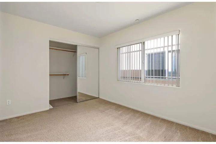 $1955 : 2 Bedroom Apt in Kenmore Ave image 4