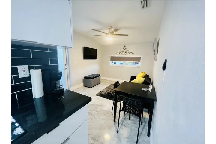 $1900 : Coral Gables cerca apto 1/1 . image 4