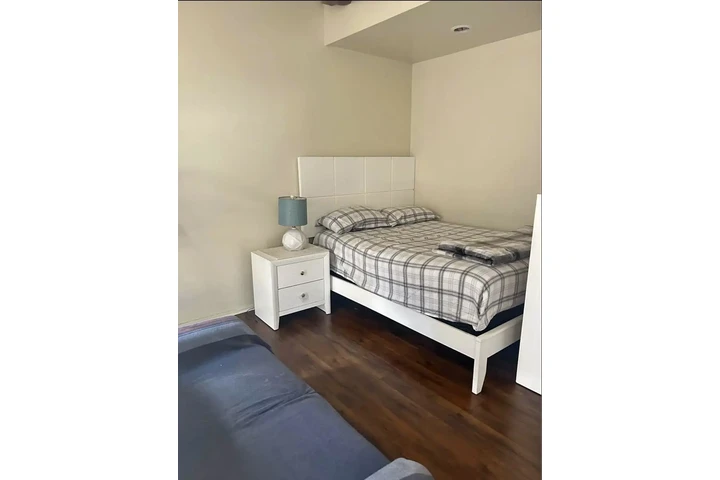 $850 : Se renta habitación amueblada image 1