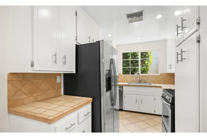 $2500 : 3 Bedroom House in Koreatown image 4