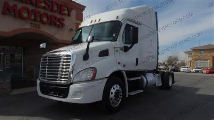 $29995 : Pre-Owned 2014 Cascadia CA113 image 3