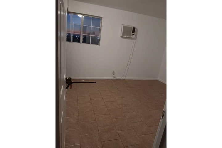 $800 : Cuarto en este de LA image 2