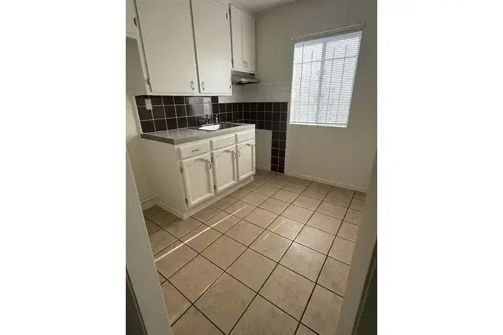 $1195 : L.A. FIGUEROA/ IMPERIAL  APTO image 5