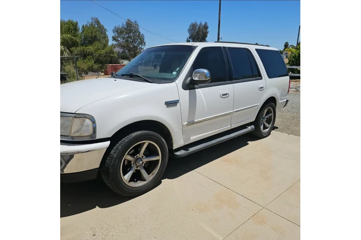 $2700 : FORD Expedition color Blanco. image 2