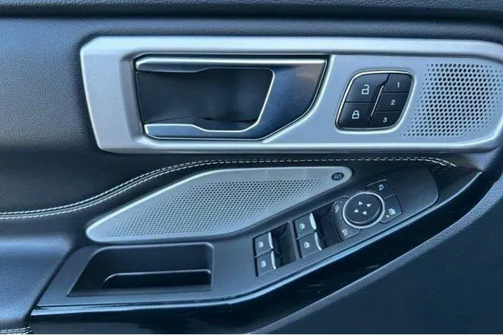 $37589 : Ford Explorer 2022 AWD ST 4d image 8