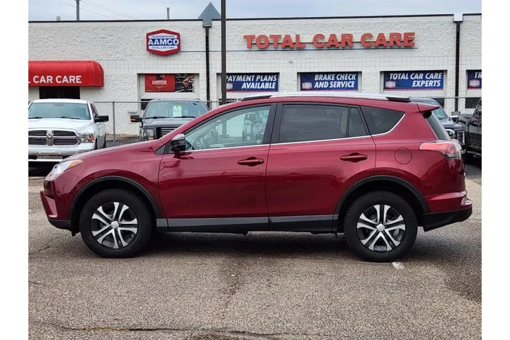 $16974 : 2018 RAV4 LE image 3