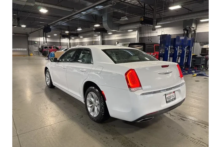 $28998 : Chrysler 300 2023 Touring 4d image 6