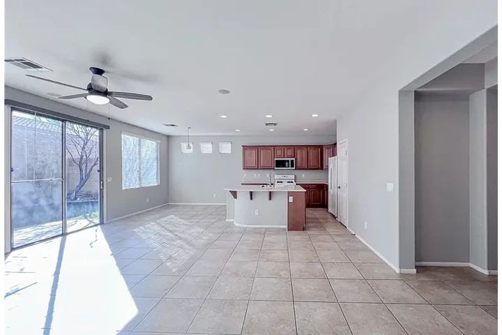 $2000 : Welcome To Nice 3Bed/2Bath image 4