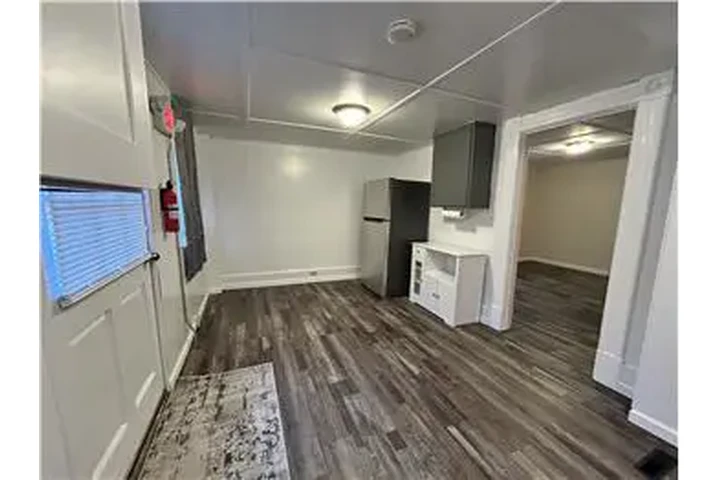 $725 : Rental property with 2 bedro image 4