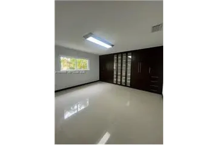 $4500 : Rental property with 4 bedro image 4