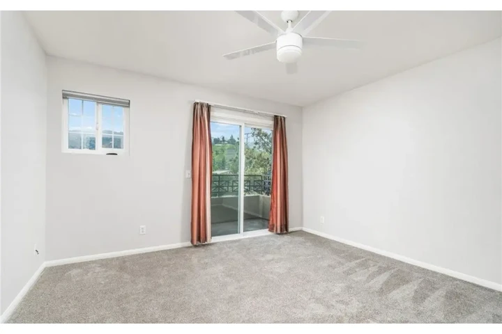 $1900 : 2 Bedroom Apt in Central LA image 6