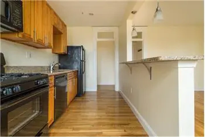 $2450 : Rental property with 1 bedro image 5