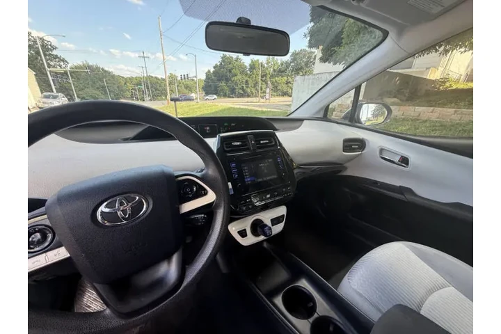 $7999 : 2016 Prius Two image 6