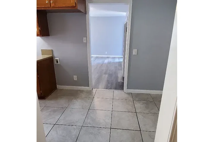 $1155 : Hot 1bd 1ba @ Huntington image 2