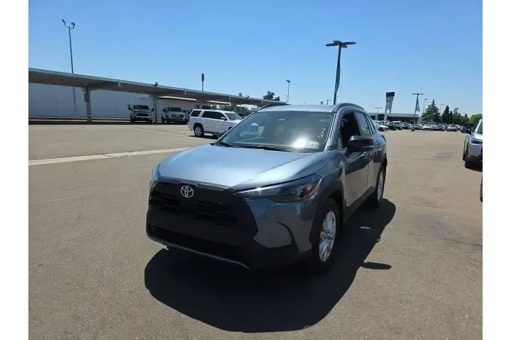 $32900 : Toyota Corolla Cross 2026 LE image 3