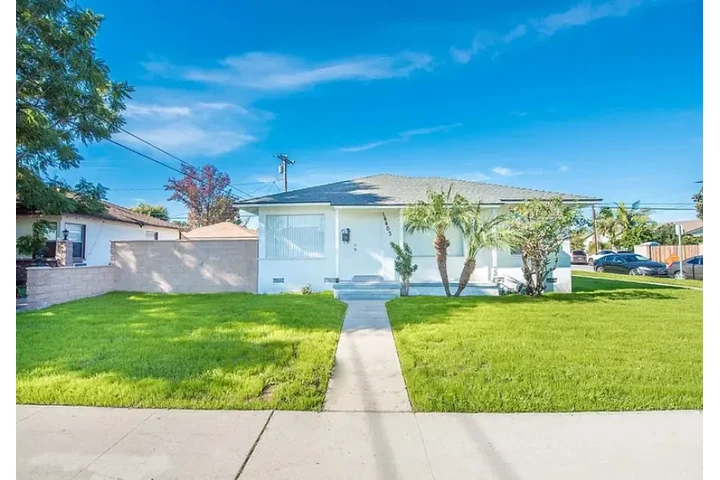 $2100 : 4 BEDROOMS, 2.5 BATH HOUSE image 3