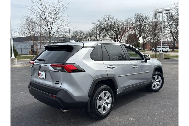 $27698 : Gold Certified 2022 RAV4 LE image 10
