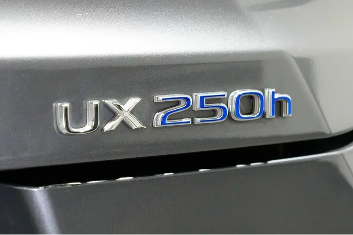 $26595 : 2021 UX 250h image 10