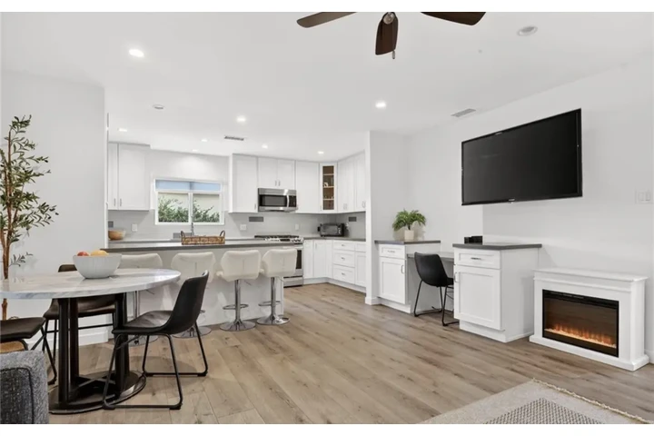 $1000 : Beautifully remodeled Woodland image 1