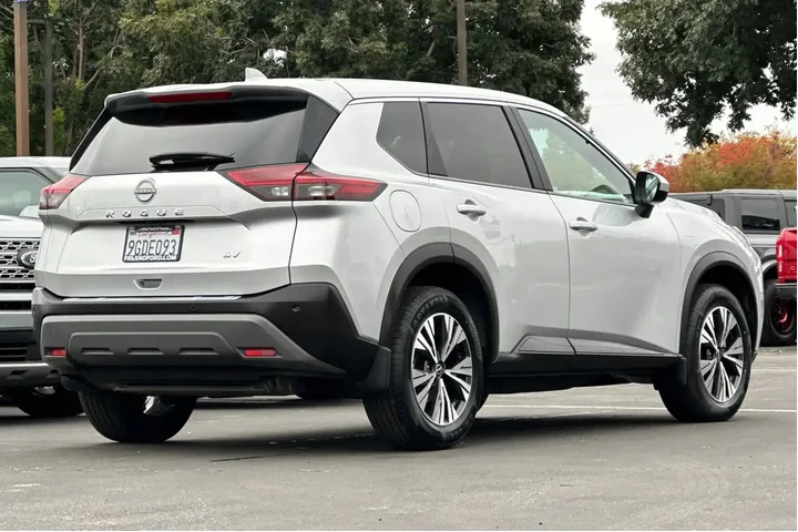 $19500 : Nissan Rogue 2023 SV 4dr Cro image 2