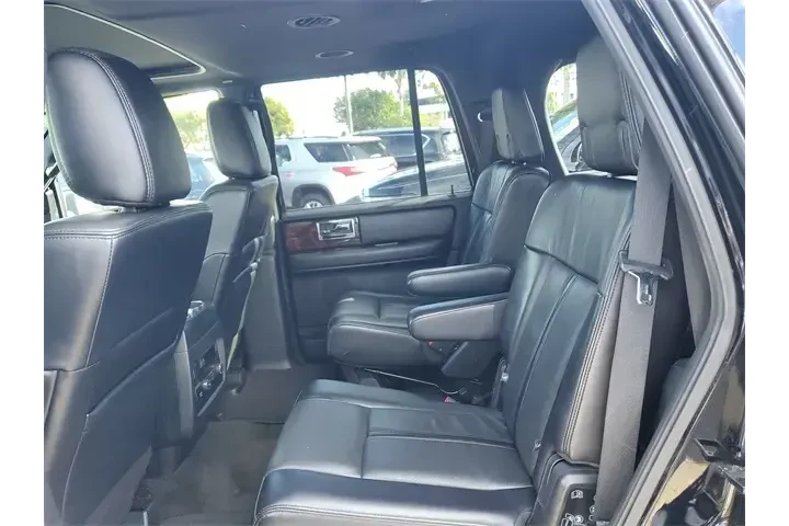 $18990 : Lincoln Navigator 2017 4x2 S image 9