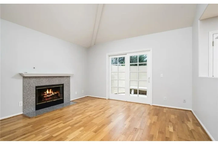 $1900 : 2 Bedroom Apt in Central LA image 2