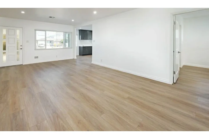 $2100 : Spacious 2 Bedroom House in LA image 2