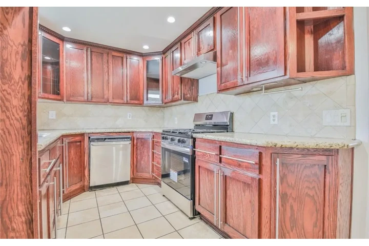 $2500 : 3 Bed Home in Huntington Park image 4