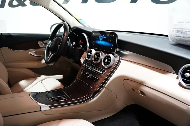 $22156 : 2020 GLC 300 image 9