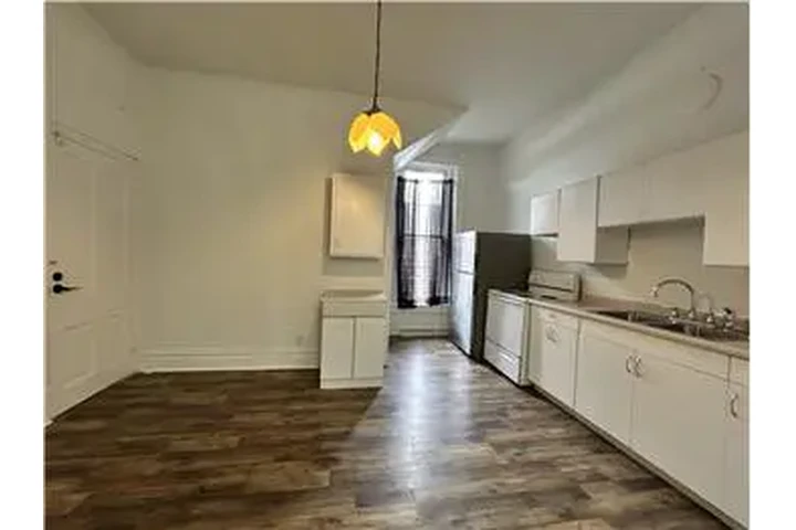 $625 : Rental property with 2 bedro image 5