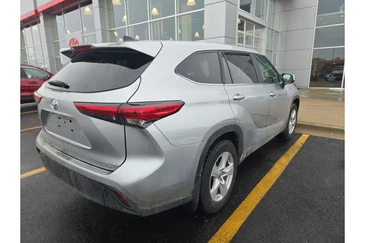 $28491 : Toyota Highlander 2023 LE 4d image 7