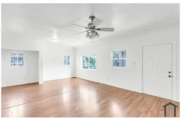 $2155 : 2 Bed Apartment in koreatown image 3