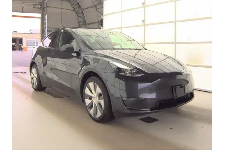 $32493 : Tesla Model Y 2024 AWD Long image 4