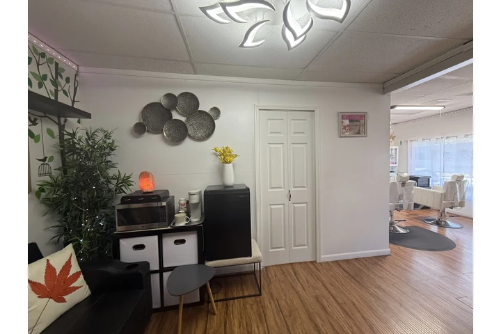 RENT ROOM BEAUTY SERVICES image 3