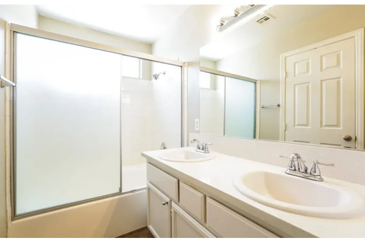 $1450 : Nice 3BED/2BATH in Las Vegas image 9
