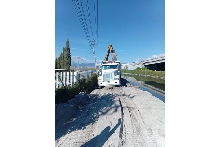 Acarreos maquinaria vicam image 4