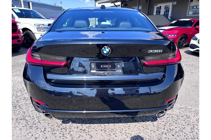 2024 BMW 3 Series 330i Sedan image 4