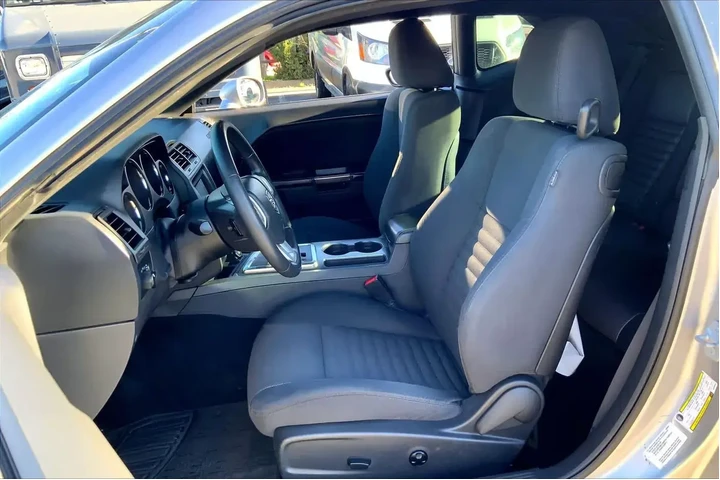 $11586 : Dodge Challenger 2014 SXT 2d image 6