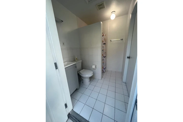 $1350 : Rento Efficiency Amueblado. image 8
