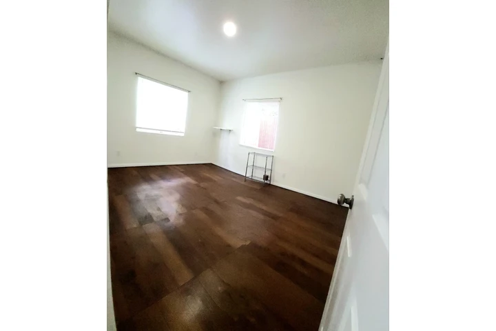$1200 : Cuarto  de  Renta  !!!! image 2