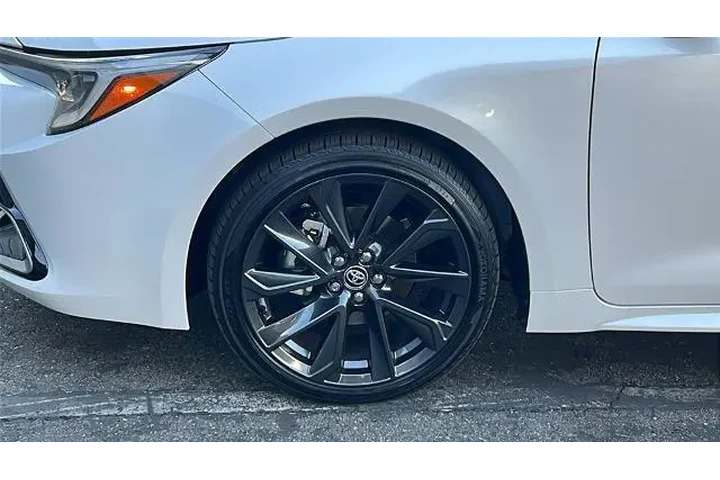 $27175 : Toyota Corolla Hatchback 202 image 6