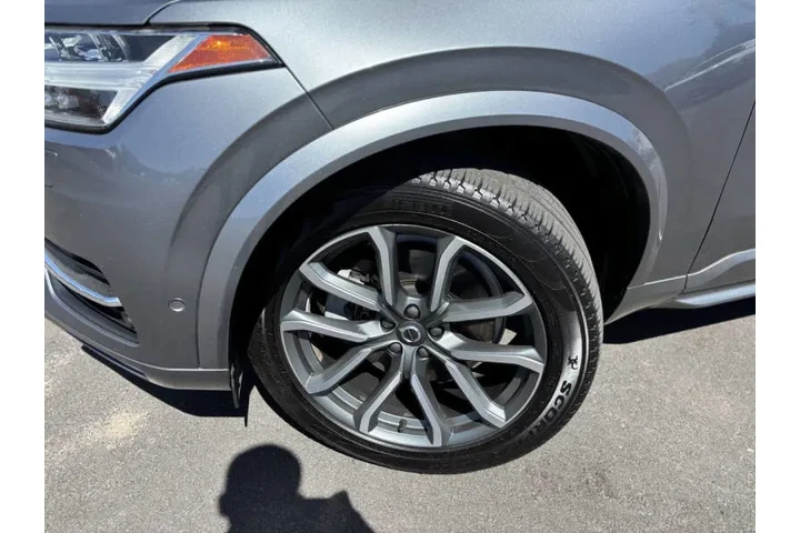 2017 XC90 T6 Momentum image 3