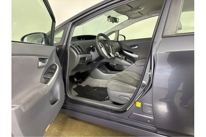 $8000 : 2011 Prius TWO image 2