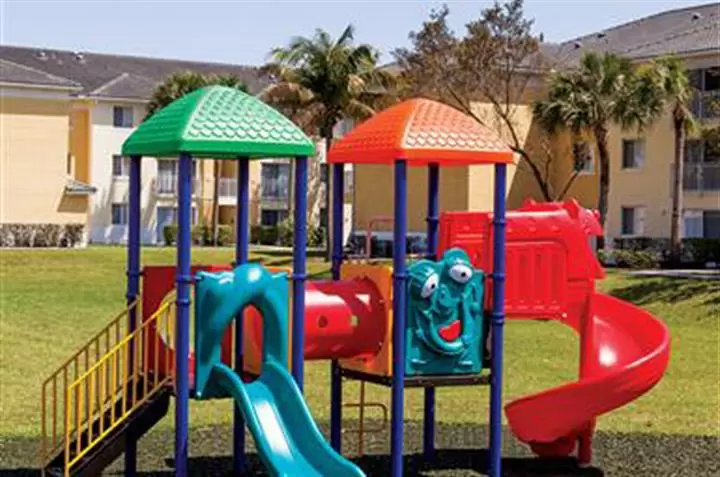 $2150 : Kendall Renta Facil 2 parqueos image 3