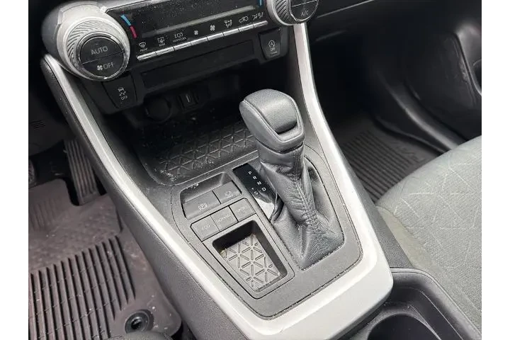 $24000 : Toyota RAV4 2021 XLE 4dr SUV image 9