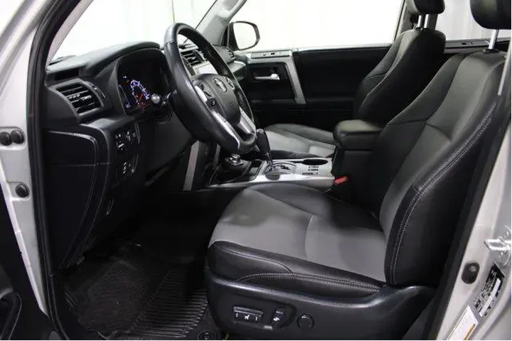 $42879 : Toyota 4Runner 2023 4x4 SR5 image 3