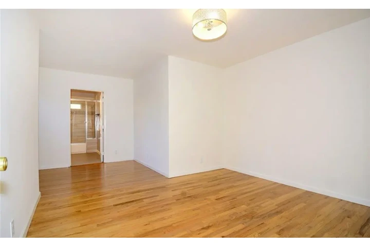 $2400 : 3 Bed 2 Bath Home in Compton image 6