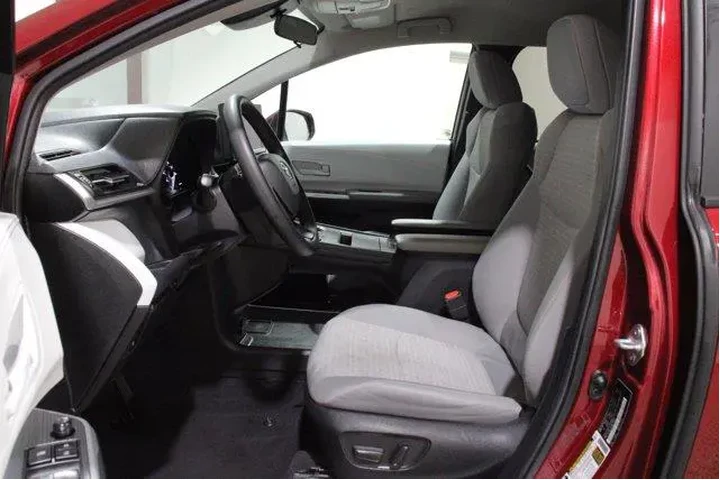 $39998 : Toyota Sienna 2025 LE 8-Pass image 3